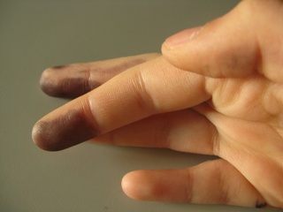 Dedos manchados con tinta